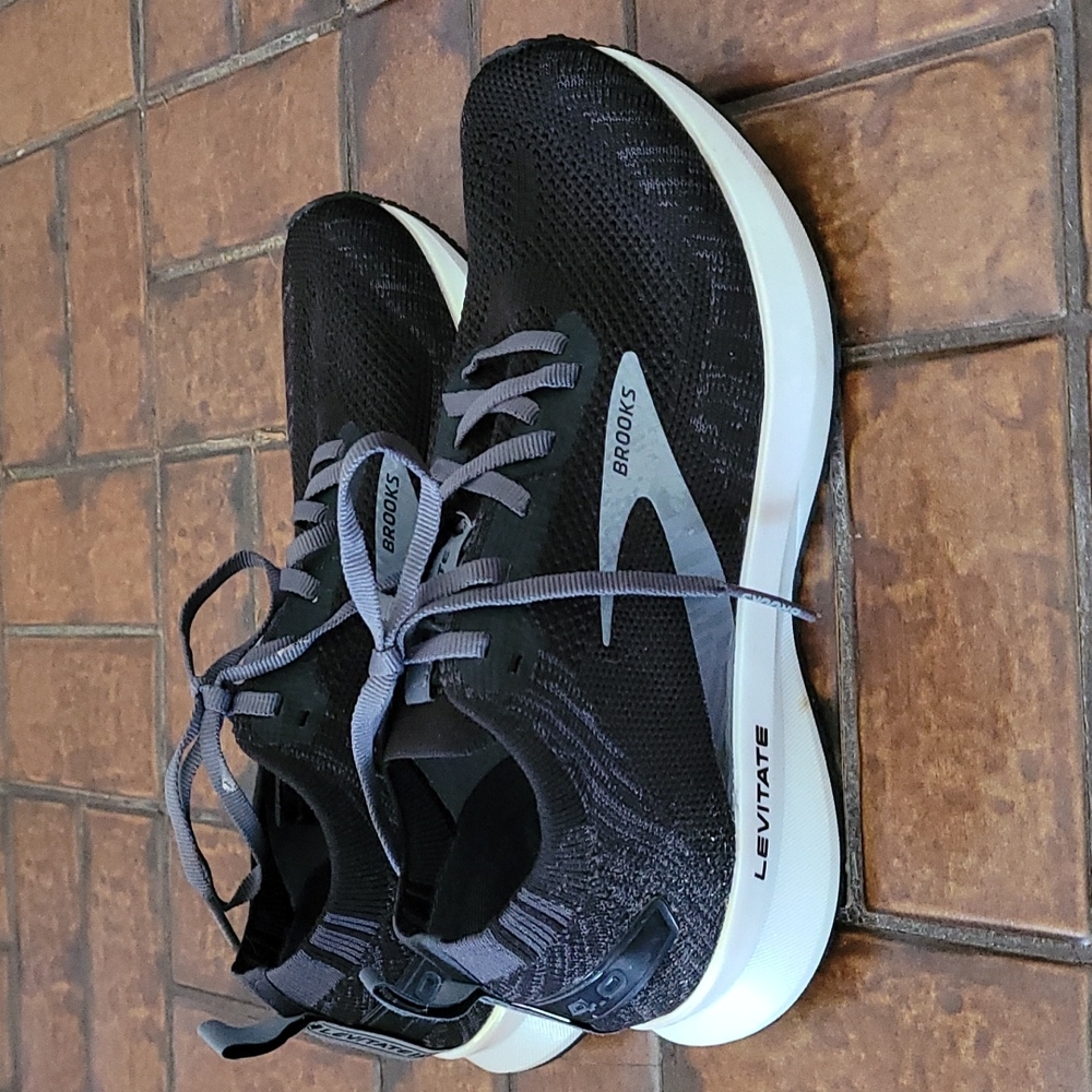 Brooks Women's Levitate 4 Running Shoe Size 7.5